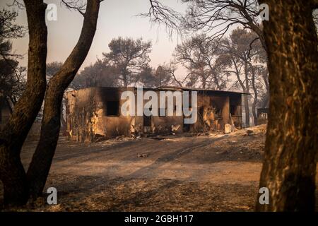 Varibobi, Griechenland. August 2021. Ein ausgebranntes Apartmentgebäude nach einem Waldbrand im Gebiet Varibobi im Norden Athens. Quelle: Angelos Tzortzinis/DPA/Alamy Live News Stockfoto