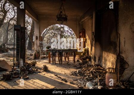 Varibobi, Griechenland. August 2021. Ein ausgebranntes Apartmentgebäude nach einem Waldbrand im Gebiet Varibobi im Norden Athens. Quelle: Angelos Tzortzinis/DPA/Alamy Live News Stockfoto