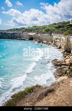 Der Punticeddha Strand oder Spiaggia Punticeddha und die Höhle des ersten Strandes oder Mafar in Sant'Andrea, Adriaküste Salento, Apulien, Italien. Schöne Küste mit Klippen von Apulien, keine Menschen Stockfoto