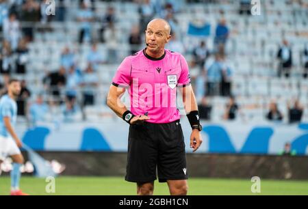 Malmö, Schweden. August 2021. Schiedsrichter Szymon Marciniak beim Champions-League-Qualifikationsspiel zwischen Malmö FF und dem Rangers FC im Eleda Stadion in Malmö in Aktion gesehen. (Foto: Gonzales Photo/Alamy Live News Stockfoto