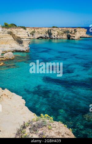 Torre Sant Andrea, Küste des Salento, Apulien, Italien. Faraglioni Melendugno. Schöner felsiger Strand mit Klippen in Apulien. Blau türkis gesättigtes klares Wasser. Heller Sommertag. Keine Personen. Stockfoto