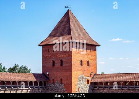 LIDA, WEISSRUSSLAND - 10. JULI 2021: Archäologisches Denkmal mittelalterlicher Stein Lida Burg, historischer Schauplatz für Touristen im Sommer. Stockfoto