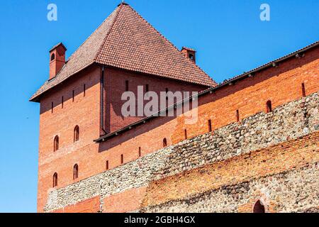 LIDA, WEISSRUSSLAND - 10. JULI 2021: Archäologisches Denkmal mittelalterlicher Stein Lida Burg, historischer Schauplatz für Touristen im Sommer. Stockfoto