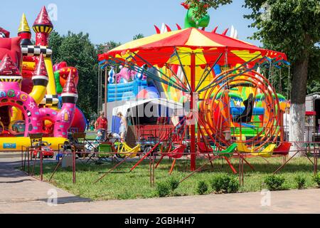 LIDA, WEISSRUSSLAND - 10. JULI 2021: Im Sommer ein farbenfrohes Kinderkarussell im Vergnügungspark. Stockfoto