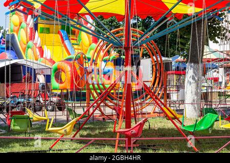 LIDA, WEISSRUSSLAND - 10. JULI 2021: Im Sommer ein farbenfrohes Kinderkarussell im Vergnügungspark. Stockfoto