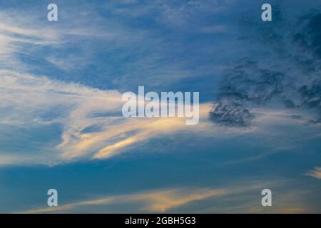 Sommerabend Himmel in den Strahlen des Sonnenuntergangs Stockfoto