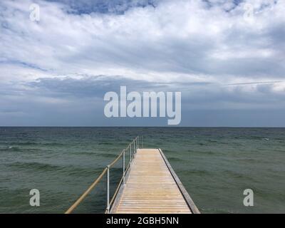 Holzsteg am Strand im Sommer, Samsoe, Jütland, Dänemark Stockfoto