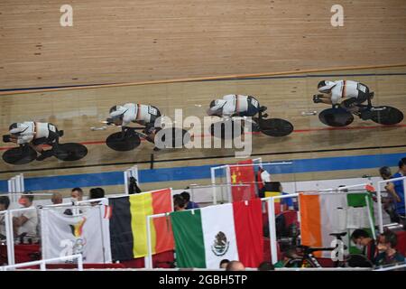 Izu, Japan. August 2021. Radfahren: Olympiade, Bahnradsport, Teamsprint, Männer, Rennen um den 5. Platz, auf dem Izu Velodrom. Felix Gross (l-r), Leon Rohde, Domenic Weinstein und Roger Kluge aus Deutschland im Einsatz. Quelle: Sebastian Gollnow/dpa/Alamy Live News Stockfoto