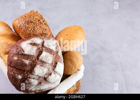 Verschiedene Arten von frischem hausgemachtem Brot in einem Korb. Gesundes Bio-Brot Stockfoto