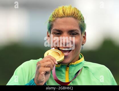 Tokio, Japan, 04/08/2021, Medaillenverleihung, Goldmedaillengewinnerin Ana Marcela Cunha (BRA) beim Marathon-Schwimmen über 10 km während der Olympischen Spiele am 4. August. 2021 im Odaiba Marine Park in Tokio, Japan Foto von SCS/Soenar Chamid/AFLO (HOOLAND OUT) Stockfoto