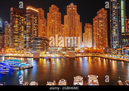 Atemberaubende Aussicht auf den Yachthafen von Dubai bei Nacht Stockfoto