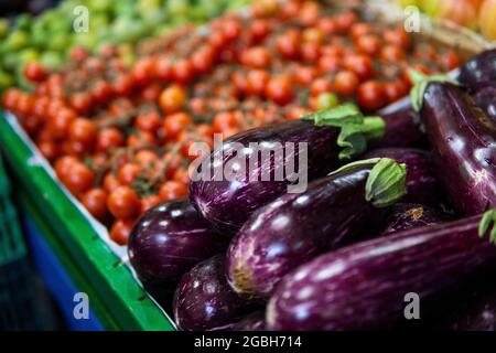 Auberginen und Tomaten auf einem traditionellen Lebensmittelmarkt Stockfoto