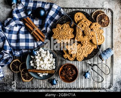 Blick von oben auf verschiedene Lebkuchen, Weihnachtskekse, Miniaturmarmelibe und Gewürze Stockfoto