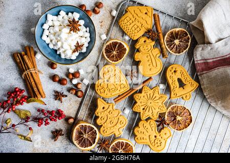 Verschiedene Weihnachts-Lebkuchen auf einem Kühlgestell aus Metall Stockfoto