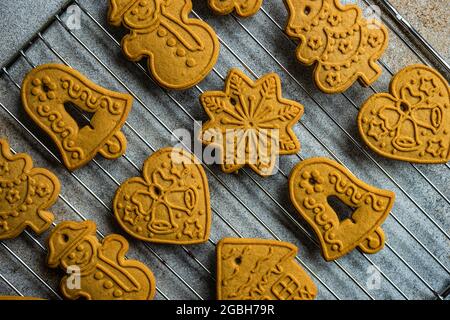 Verschiedene Weihnachts-Lebkuchen auf einem Kühlgestell aus Metall Stockfoto