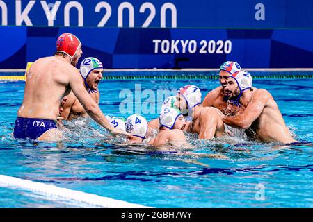 TOKIO, JAPAN - 4. AUGUST: Team Italien während des olympischen Wasserpoloturnier-Viertelfinalspiels der Männer von Tokio 2020 zwischen dem Team Italien und dem Team Serbien im Tatsumi Waterpolo Center am 4. August 2021 in Tokio, Japan (Foto: Marcel ter Bals/Orange Picles) Stockfoto