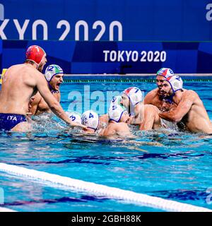 TOKIO, JAPAN - 4. AUGUST: Team Italien während des olympischen Wasserpoloturnier-Viertelfinalspiels der Männer von Tokio 2020 zwischen dem Team Italien und dem Team Serbien im Tatsumi Waterpolo Center am 4. August 2021 in Tokio, Japan (Foto: Marcel ter Bals/Orange Picles) Stockfoto