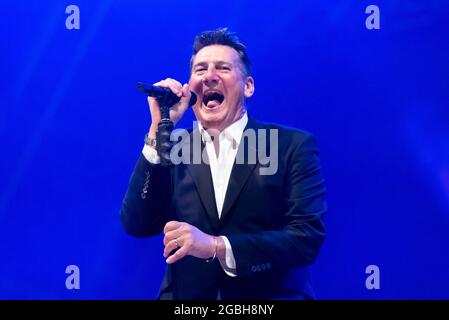 Tony Hadley singt mit seiner Band The Fabulous TH Band beim Fantasia Musikfestival in Maldon, Essex, Großbritannien. Erstes Konzert nach Beendigung der COVID-Pandemie Stockfoto