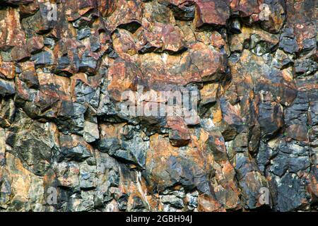 Schwarze und braune felsige Felswand Textur 02 Stockfoto