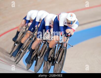 Charlie Tanfield aus Großbritannien. Ethan Hayter, Ethan Vernon und Oliver Wood bei der Mannschaftsverfolgung während des Track Cycling auf dem Izu Velodrome am zwölften Tag der Olympischen Spiele 2020 in Tokio in Japan. Bilddatum: Mittwoch, 4. August 2021. Stockfoto