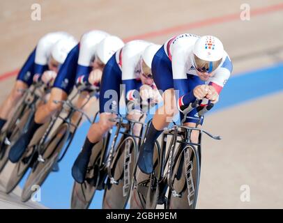 Charlie Tanfield aus Großbritannien. Ethan Hayter, Ethan Vernon und Oliver Wood bei der Mannschaftsverfolgung während des Track Cycling auf dem Izu Velodrome am zwölften Tag der Olympischen Spiele 2020 in Tokio in Japan. Bilddatum: Mittwoch, 4. August 2021. Stockfoto