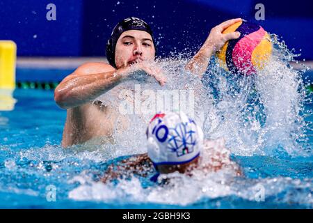 TOKIO, JAPAN - 4. AUGUST: Dusan Mandic aus Serbien während des Olympischen Wasserball-Turniers 2020 in Tokio, dem Viertelfinale der Männer zwischen dem Team Italien und dem Team Serbien, am 4. August 2021 im Tatsumi Waterpolo Center in Tokio, Japan (Foto: Marcel ter Bals/Orange Picles) Stockfoto