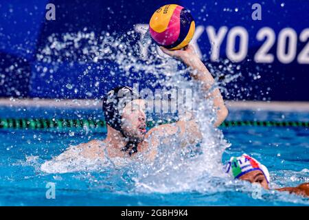 TOKIO, JAPAN - 4. AUGUST: Dusan Mandic aus Serbien während des Olympischen Wasserball-Turniers 2020 in Tokio, dem Viertelfinale der Männer zwischen dem Team Italien und dem Team Serbien, am 4. August 2021 im Tatsumi Waterpolo Center in Tokio, Japan (Foto: Marcel ter Bals/Orange Picles) Stockfoto