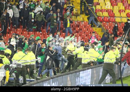 3. August 2021: Polizeiagenten versuchen, die Atletico Nacional-Fans zu zerstreuen, die während des Spiels zwischen Independiente Santa Fe und AtlÃ©tico Nacional am 3. August im Rahmen der BetPlay DIMAYOR League in das Feld einmarschierten (Bildnachweis: © Daniel Garzon Herazo/ZUMA Press Wire) Stockfoto