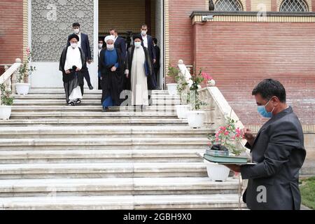 Teheran, Teheran, Iran. August 2021. Ein Handout-Foto, das vom iranischen Präsidialamt zur Verfügung gestellt wurde, zeigt den scheidenden Präsidenten HASSAN ROUHANI (C), der während der Übergabezeremonie im Präsidialamt in Teheran, Iran, am 03. August 2021, mit dem neu eingeweihten iranischen Präsidenten EBRAHIM RAISI (R) spazierengeht. Ebrahim Raisi wurde am 03. August 2021 als neuer Präsident der Islamischen Republik Iran eingeweiht, da das Land mit einer Wirtschaftskrise und der Coronavirus-Pandemie (COVID-19) konfrontiert ist. (Bild: © iranischer Ratsvorsitz über ZUMA Press Wire) Stockfoto