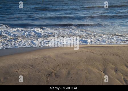 Sandstrand und Meer in Cannes, Südfrankreich Stockfoto