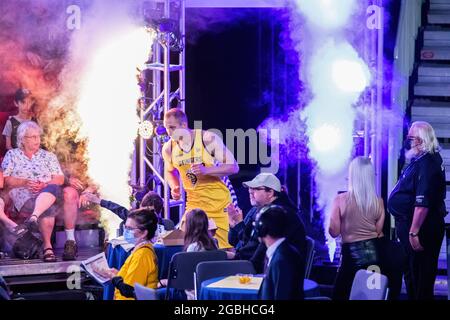 Edmonton, Kanada. August 2021. Kapitän Jordan Baker (8) aus Edmonton Stingers tritt vor dem Canadian Elite Basketball League Match 2021 zwischen Saskatchewan Rattlers und den Edmonton Stingers im Edmonton Expo Center in das Feld ein. (Endergebnis; Saskatchewan Rattlers 78:85 Edmonton Stingers) Credit: SOPA Images Limited/Alamy Live News Stockfoto