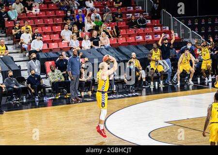 Edmonton, Kanada. August 2021. Jordan Baker (8) aus Edmonton Stingers wurde während des Spiels der Canadian Elite Basketball League 2021 zwischen Saskatchewan Rattlers und den Edmonton Stingers im Edmonton Expo Center in Aktion gesehen. (Endergebnis; Saskatchewan Rattlers 78:85 Edmonton Stingers) Credit: SOPA Images Limited/Alamy Live News Stockfoto