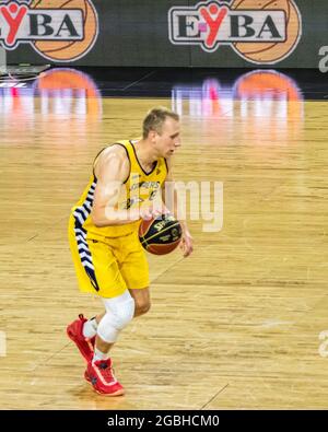 Edmonton, Kanada. August 2021. Jordan Baker(8) aus Edmonton Stingers wurde während des Spiels der Canadian Elite Basketball League 2021 zwischen Saskatchewan Rattlers und den Edmonton Stingers im Edmonton Expo Center in Aktion gesehen. (Endergebnis; Saskatchewan Rattlers 78:85 Edmonton Stingers) Credit: SOPA Images Limited/Alamy Live News Stockfoto