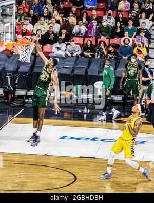 Edmonton, Kanada. August 2021. Travis Daniels (8) von Saskatchewan Rattlers wurde während des Spiels der Canadian Elite Basketball League 2021 zwischen Saskatchewan Rattlers und den Edmonton Stingers im Edmonton Expo Center in Aktion gesehen. (Endergebnis; Saskatchewan Rattlers 78:85 Edmonton Stingers) (Foto von Ron Palmer/SOPA Images/Sipa USA) Quelle: SIPA USA/Alamy Live News Stockfoto