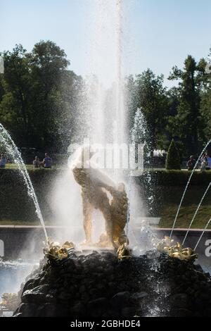 Sankt Petersburg, Petergof, Russland - Juli 09 2021: Samson und der Löwenbrunnen in der Großen Kaskade von Petergof Stockfoto