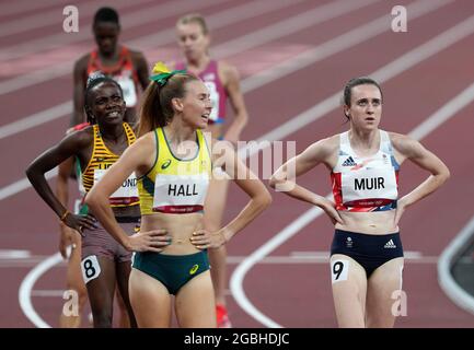 Die britische Laura Muir (rechts) reagiert, nachdem sie am zwölften Tag der Olympischen Spiele in Tokio 2020 in Japan im 1500-m-Halbfinale 2 im Olympiastadion die zweite wurde. Bilddatum: Mittwoch, 4. August 2021. Stockfoto