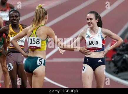 Die britische Laura Muir (rechts) reagiert, nachdem sie am zwölften Tag der Olympischen Spiele in Tokio 2020 in Japan im 1500-m-Halbfinale 2 im Olympiastadion die zweite wurde. Bilddatum: Mittwoch, 4. August 2021. Stockfoto