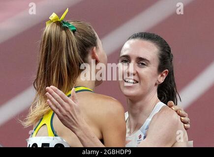 Die britische Laura Muir (rechts) umarmt die australische Linden Hall, nachdem sie am zwölften Tag der Olympischen Spiele in Tokio 2020 in Japan beim 1500-m-Halbfinale der Frauen 2 im Olympiastadion die zweite wurde. Bilddatum: Mittwoch, 4. August 2021. Stockfoto