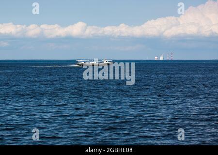 Saint-Petersburg, Russland - Juli 09 2021: Meteor, Tragflächenboot im Finnischen Meerbusen. Stockfoto