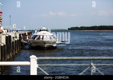 Saint-Petersburg, Petergof, Russland - Juli 09 2021: Meteor, Tragflächenboot in der Nähe der Peterhof-Anlegestelle. Stockfoto