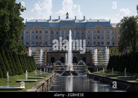 Saint-Petersburg, Peterhof, Russland - Juli 09 2021: Großer Petergof Palast und Brunnen der Großen Kaskade Stockfoto