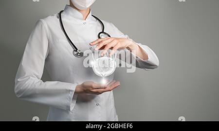 Ärztin hält virtuelle Blase in der Hand. Handgezeichnetes menschliches Organ, Kopierraum auf der rechten Seite, RAW-Fotofarben. Servicekonzept des Gesundheitskrankenhauses Stockfoto