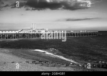 Hastings Pier in schwarz-weiß, East Sussex, England Stockfoto