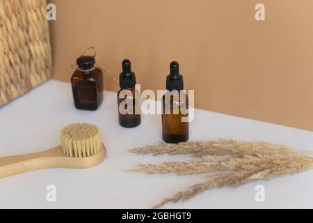 Natürliche ätherische Öle, Serum in Tropfflaschen und ein Spa-Pinsel für die Gesichtsmassage. Natürliche, markenlose Kosmetik Stockfoto