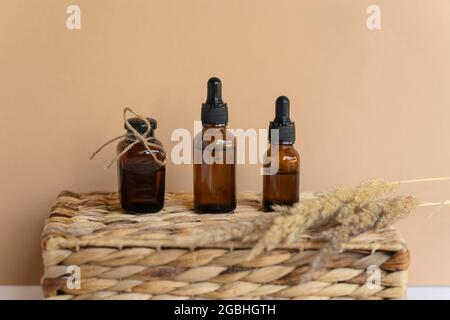 Natürliche ätherische Öle, Serum in Tropfflaschen. Natürliche, markenlose Kosmetik Stockfoto