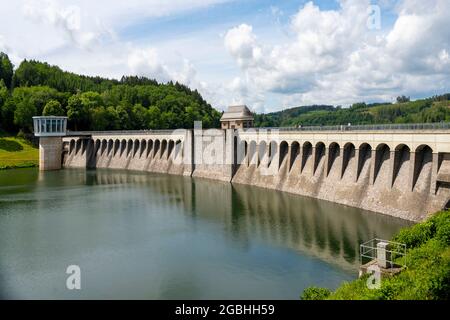 Deutschland, Attendorn, Staumauer der Listertalsperre, ein Seitenarm der 1965 bauten Biggetalsperre. Stockfoto