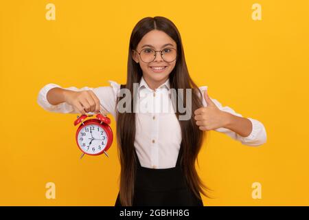 Guten Morgen. Pünktlichkeit. Letzte Chance. Daumen hoch. Pünktlich teen Mädchen Überprüfung Zeit. Stockfoto