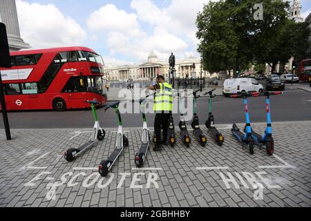 London, England, Großbritannien. August 2021. Eine E-Scooter-Station wird am Trafalgar Square gesehen, da Londons Mietprogramm weiter wächst. Der Transport für den von der Londoner Regierung unterstützten Prozess, der die einzige Möglichkeit ist, die batteriebetriebenen Fahrzeuge legal auf öffentlichen Straßen zu fahren, geht auf 9 Stadtbezirken der Stadt. (Bild: © Tayfun Salci/ZUMA Press Wire) Stockfoto
