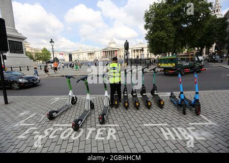 London, England, Großbritannien. August 2021. Eine E-Scooter-Station wird am Trafalgar Square gesehen, da Londons Mietprogramm weiter wächst. Der Transport für den von der Londoner Regierung unterstützten Prozess, der die einzige Möglichkeit ist, die batteriebetriebenen Fahrzeuge legal auf öffentlichen Straßen zu fahren, geht auf 9 Stadtbezirken der Stadt. (Bild: © Tayfun Salci/ZUMA Press Wire) Stockfoto