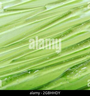 Transparentes Gel-Hyaluron-Serum oder Aloe Vera auf grünem Hintergrund. Wasser Textur Gel Oberfläche von kosmetischen Produkt für die Gesundheit der Haut. Probenfeld von Stockfoto